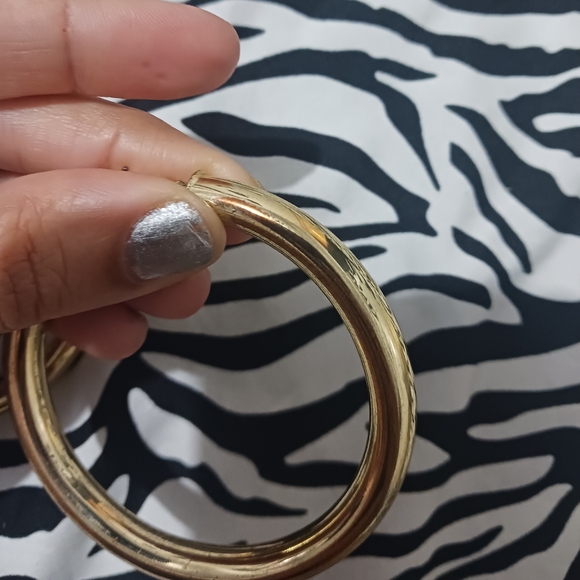 Women Fashion Gold medium size hoop earrings - Picture 9 of 11